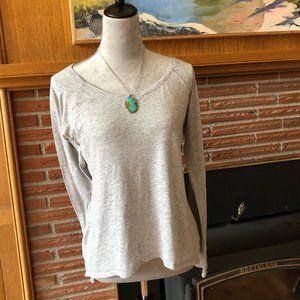 Athleta gray long sleeve scoop neck women’s Tee w/thumb holes - Size M